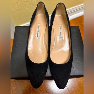 Manolo Blahnik Lista Suede Pumps